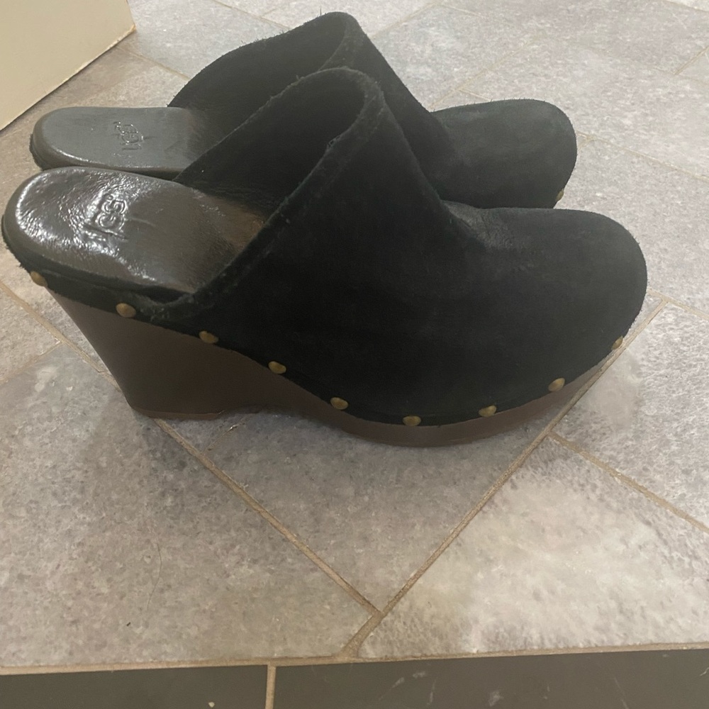 UGG BLACK SUEDE CLOGS SIZE 7 (USA)